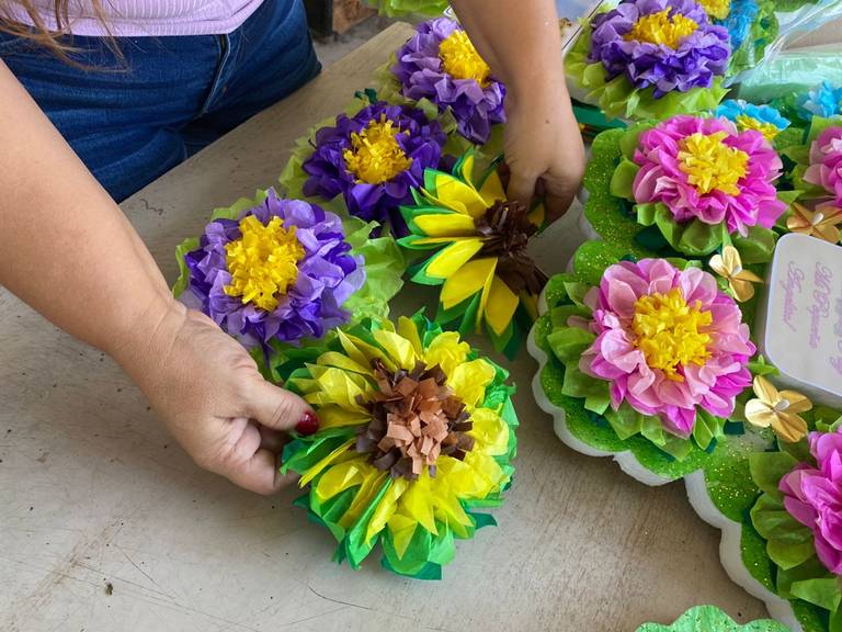Desde 2003: Las hermanas Gamez realizan coronas de flores para el día de  muertos - Tribuna de San Luis | Noticias Locales, Policiacas, sobre México,  Sonora y el Mundo